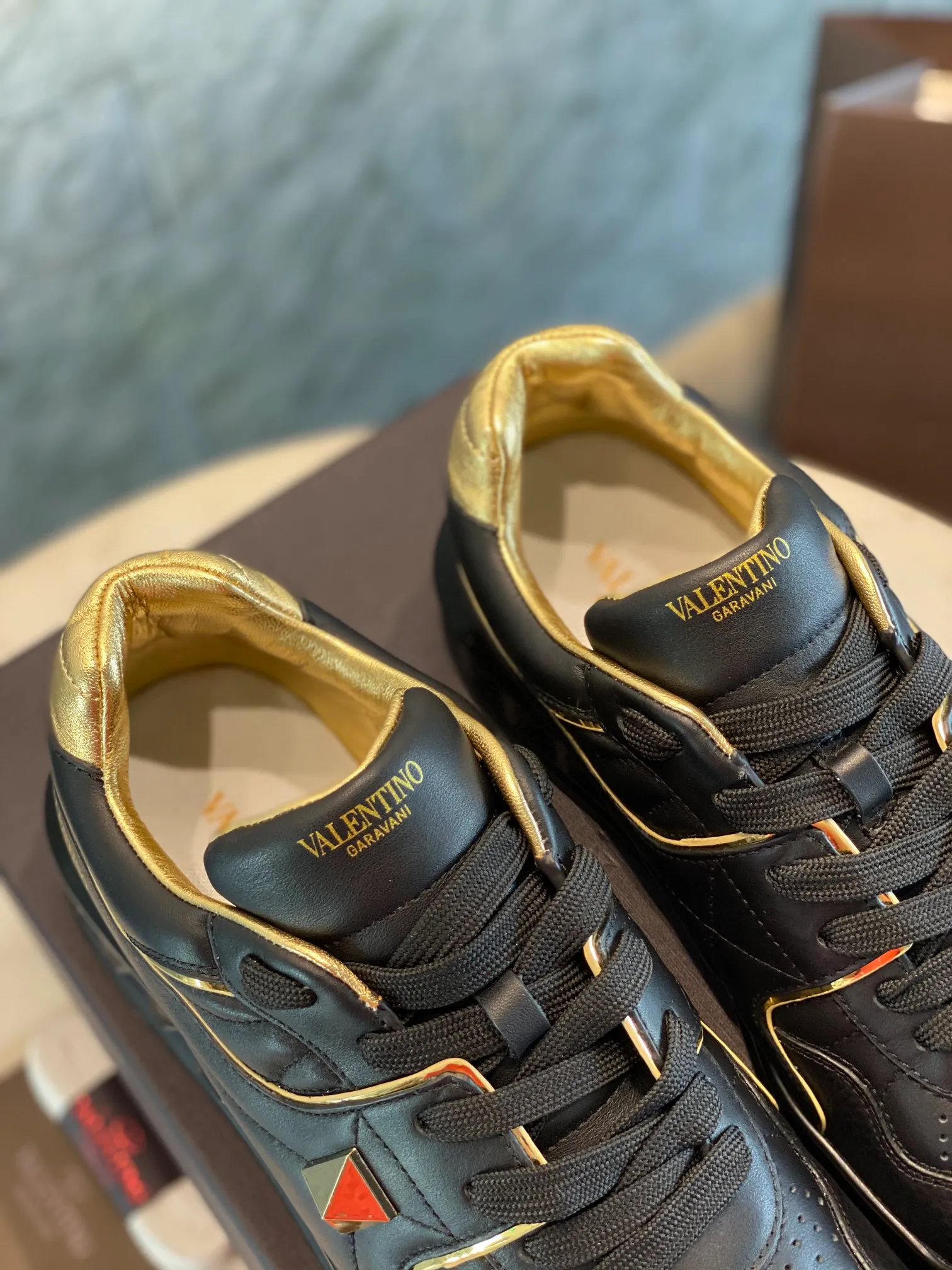 👟👟Ex-factory price 780👟👟 Valentino ONE STUD calfskin lace-up sneakers. Soft suede low-top sneakers, classic and versatile, couple's sneakers, special goods, worth buying! A pair of simple shoes with unique details will save you from the difficulty of dressing. OneStud sneakers, with quilted plaid and oversized rivets, create an eye-catching punk style and get rid of the heavy feeling of this season's clothing. U👟👟Ex-factory price raise calfskin derby shoes, with exquisite leather construction and simple silhouette, smooth lines set the tone of coolness, they are a versatile item in the wardrobe. There are more Valentino boutique shoes waiting for you to unlock! It’s time to get the shoes you’ve been coveting for a long time! Officially on sale 7,+++ - Seven straps, decorated with metallic rubber effect. Decoration on the back and tongue. Size 35-44.